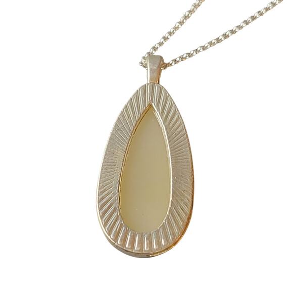 Silver Tone Layered Necklace Leaf and Teardrop Pendants 38" Chain - Picture 5 of 10